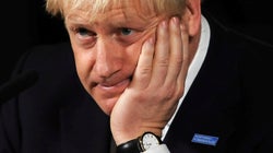 Revers pour Boris Johnson, dont la majorité au Parlement ne tient plus qu’à une