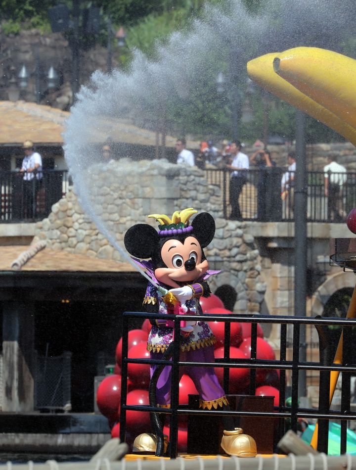 東京ディズニーシー「ミニーのトロピカルスプラッシュ」で水をまくミッキーマウス（撮影日＝2016年08月03日）