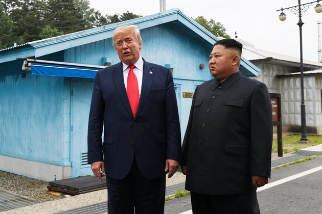 Donald Trump et Kim Jong Un lors de leur dernière rencontre sur la zone démilitarisée...