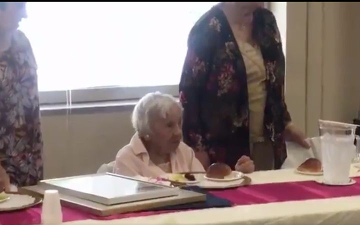 107歳の誕生日パーティーを楽しむルース・ジーン・シグノアさん