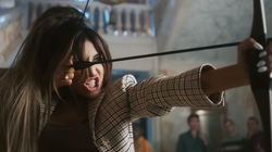 Ariana Grande tire à l’arc comme personne dans son dernier