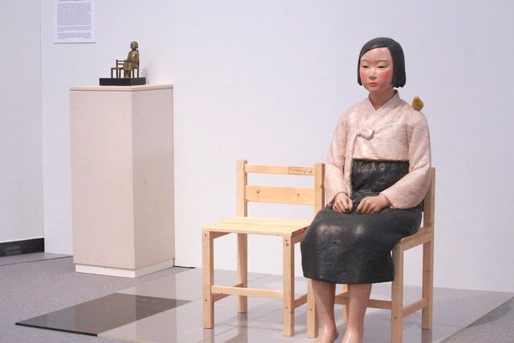 「あいちトリエンナーレ」内の企画展「表現の不自由展・その後」で展示されている「平和の少女像」＝2019年8月1日