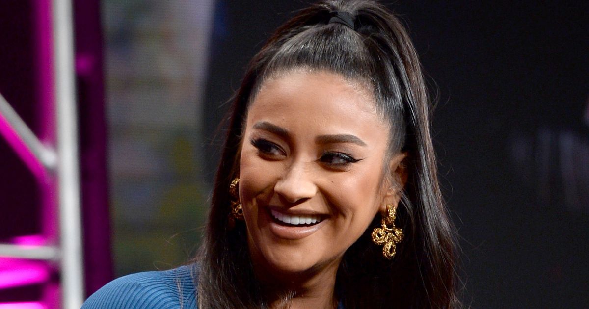 Pregnant Shay Mitchell Feels No Shame About Wearing Diapers Huffpost 3571