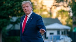 “Il y a peut-être violation des règles de l’ONU, mais...”: Trump défend les tirs de missiles