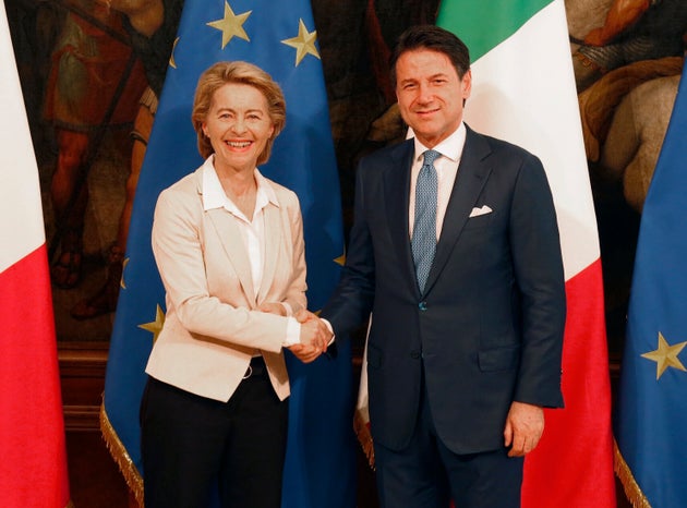 Η πρόεδρος της Ευρωπαϊκής Επιτροπής Ούρσουλα φον ντερ Λάιεν με τον Ιταλό πρωθυπουργό Τζουζέπε Κόντε.