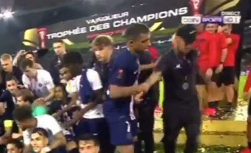 Trophee Des Champions Mbappe Fait Rire En Ejectant Neymar De Cette Photo Le Huffpost