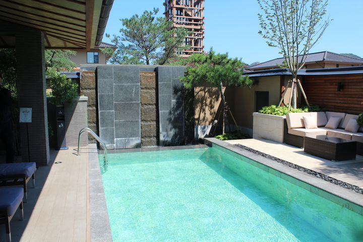 京都風別荘にはプールもある。