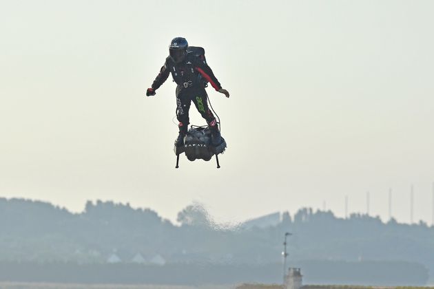 リアル アイアンマンすぎる 空飛ぶ装置 フライボード が英仏海峡を横断 話題に 動画 ハフポスト