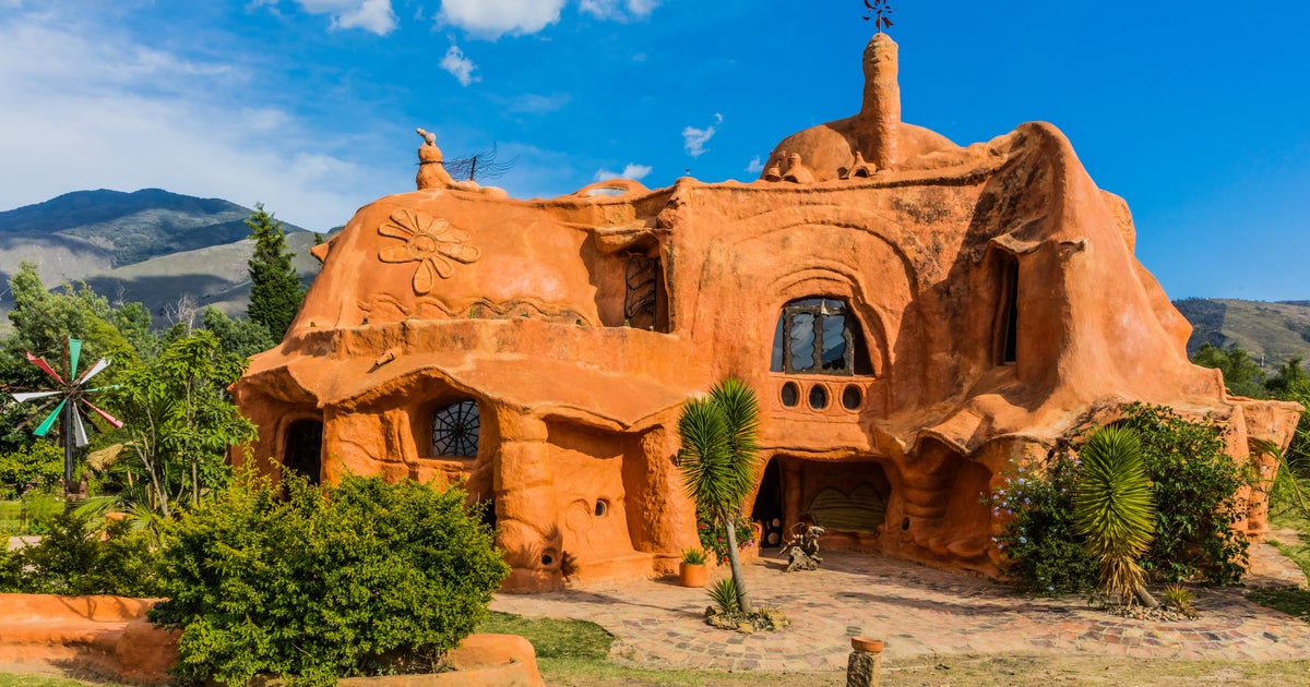Cette impressionnante maison est entièrement conçue de terre cuite