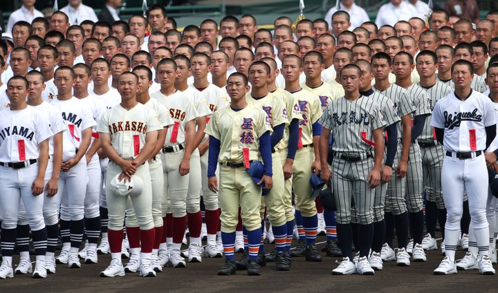 第101回全国高校野球選手権大会の開会式に臨む各校の選手＝2019年8月6日、甲子園