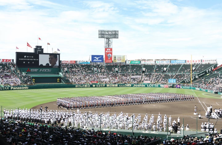 第101回全国高校野球選手権大会の開会式で整列した各校の選手ら＝2019年8月6日、甲子園