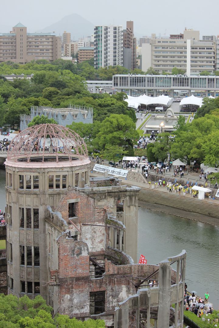 広島の平和記念式典（原爆死没者慰霊式・平和祈念式）の様子、左は原爆ドーム。