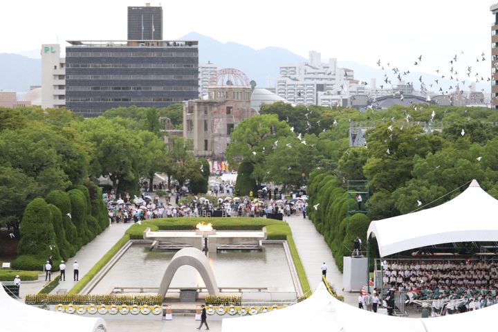 平和記念式典（原爆死没者慰霊式・平和祈念式）で広島市長の平和宣言後、空に放たれたハト