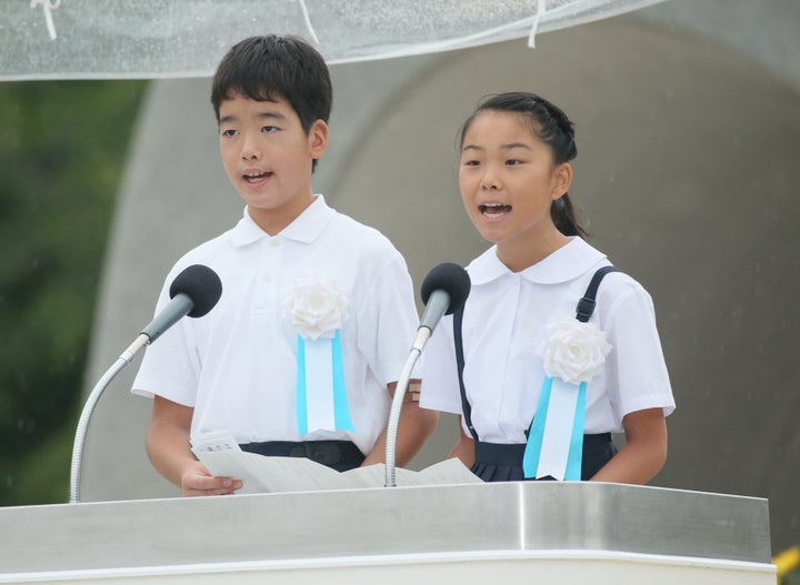平和への誓いを読み上げる金田秋佳さん(右)と石橋忠大さん