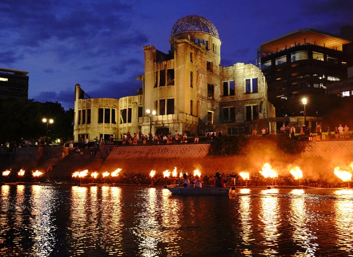 原爆ドーム前の元安川でともされた追悼のかがり火（2019年8月5日夜、広島市中区）