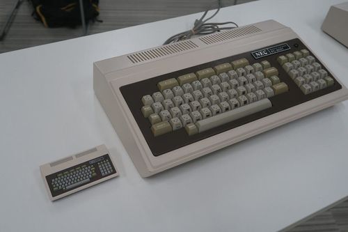 伝説の名機「PC-8001」が手の平サイズで復活。40年前のNEC製パソコン | ハフポスト NEWS