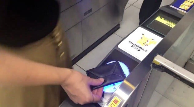改札を通ると ピカチュウ みなとみらい駅の自動改札がカワイすぎる 動画 ハフポスト