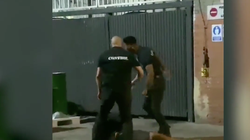 Graban una brutal agresión de varios porteros de una discoteca dos jóvenes en