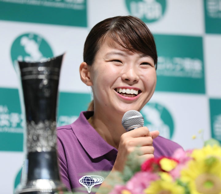 ゴルフの全英女子オープンで優勝し、笑顔で記者会見する渋野日向子＝8月6日、羽田空港