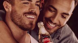 Coca-Cola lance une pub avec des couples gays en Hongrie et se fait