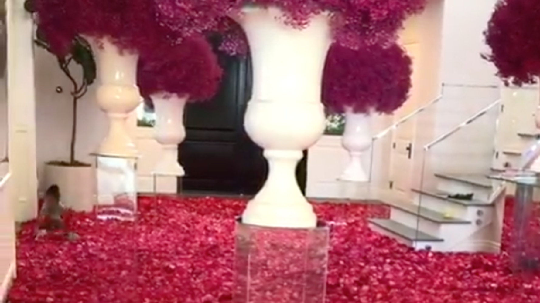 La maison de Kylie Jenner envahie de roses rouges pour ses 22 ans