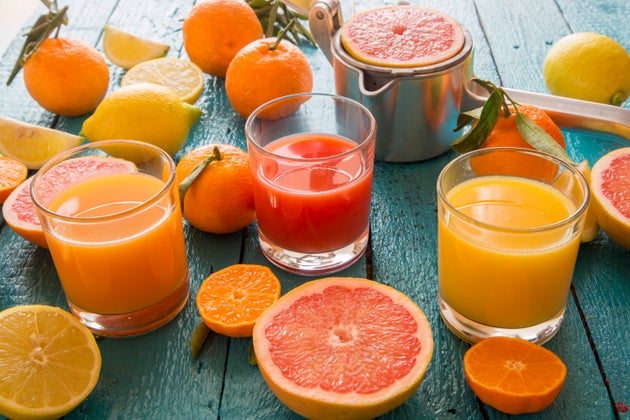 Os sucos removem as fibras das frutas, ou seja, o açúcar entra na corrente sanguínea...