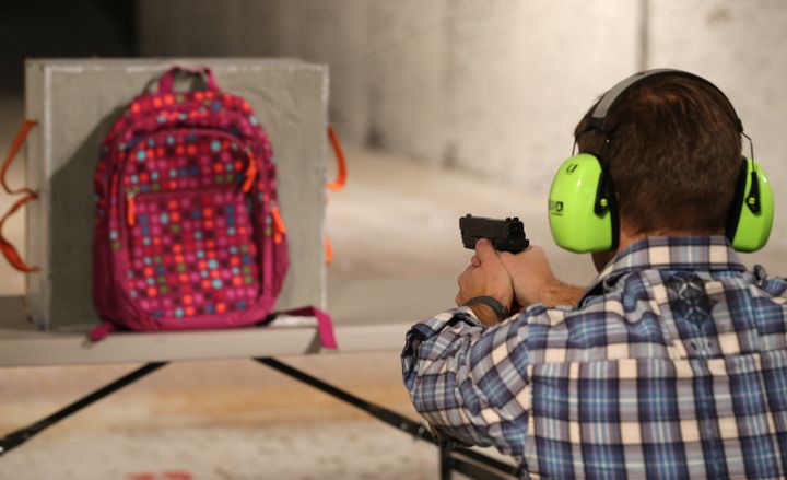 En décembre 2012, peu après la fusillade survenue dans une école primaire, Rich Brand, le chef d'opérations pour le deuxième amendement, tire sur un sac à dos pare-balle, à Salt Lake City.