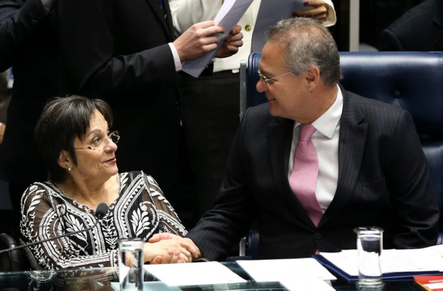 Maria da Penha (à esq) e senador Renan Calheiros (à dir.) em homenagem realizada no Senado...