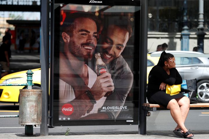 Cumplimiento a imperdonable Abolladura Boicot a Coca-Cola en Hungría por usar a una pareja gay para un anuncio |  El HuffPost Internacional