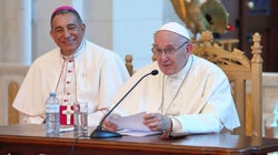 El papa, que administra 10.000 millones en El Vaticano, pide que recemos por una 