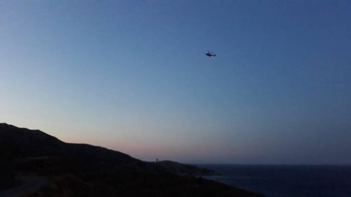Ελικόπτερο με θερμική κάμερα πετάει πάνω από την περιοχή των ερευνών στην Ικαρία.