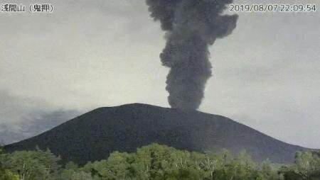 浅間山が噴火、火口縁上1800m以上に噴煙上昇。警戒レベル3に引き上げ