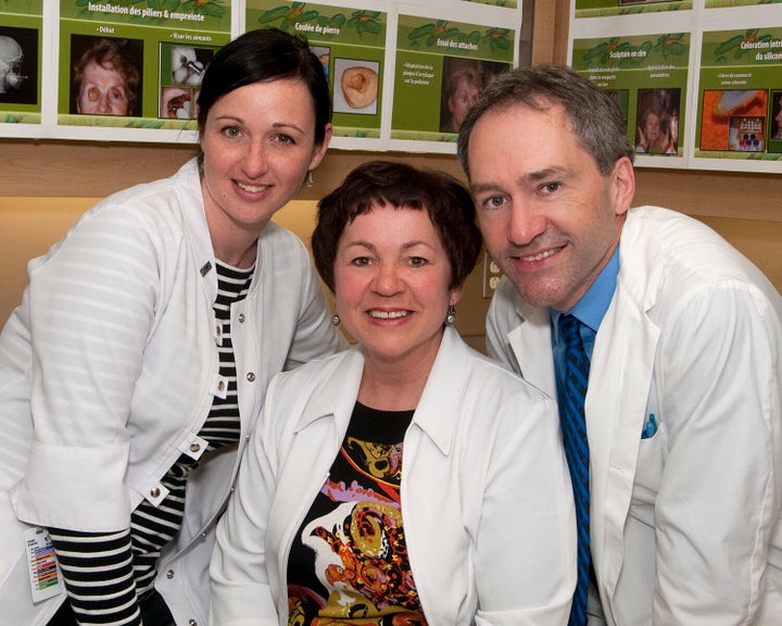 De gauche à droite: Annie Laverdière, épithésiste et membre de l'équipe de recherche, Louise Desmeules, épithésiste, et le Dr Gaston Bernier, chef médical en médecine dentaire en oncologie et épithésie