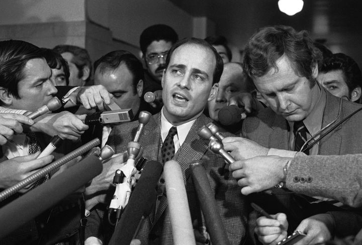 Vincent Bugliosi addresses reporters outside a Los Angeles courtroom in 1971