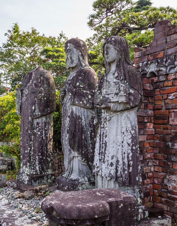 熱線で傷ついた聖人像たち。再建された浦上天主堂の周辺にある