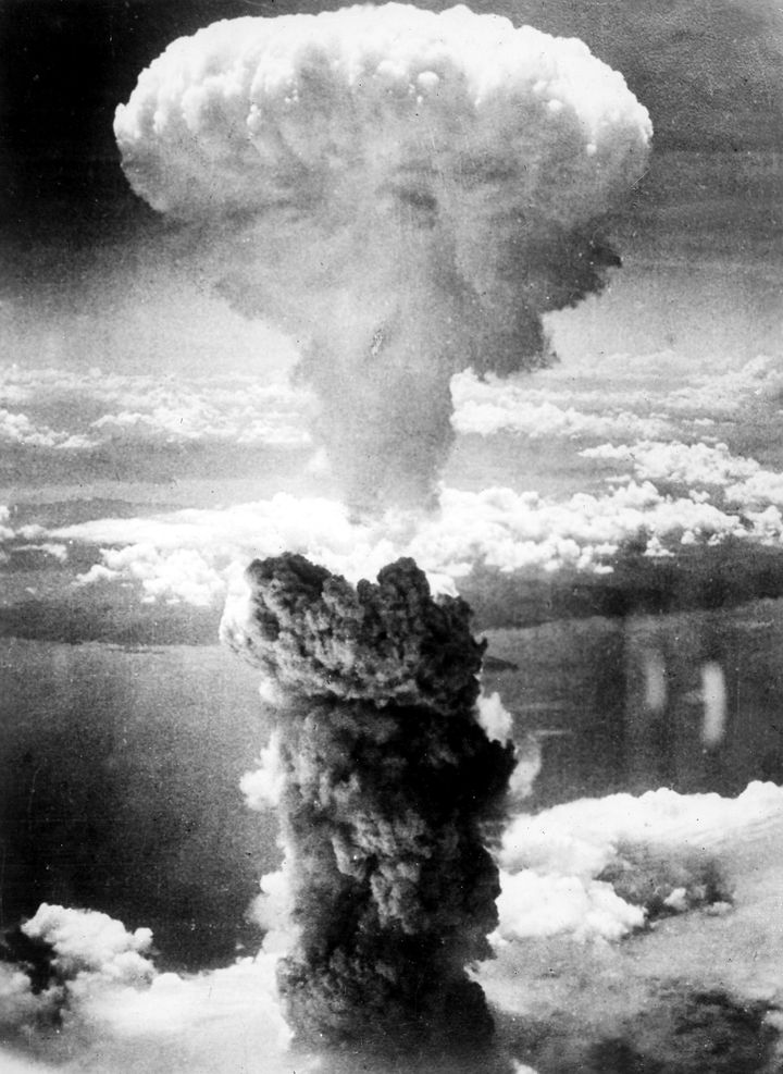 長崎市への原子爆弾投下に伴って発生したキノコ雲。