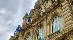 En hommage au maire de Signes, plusieurs mairies mettent leurs drapeaux en