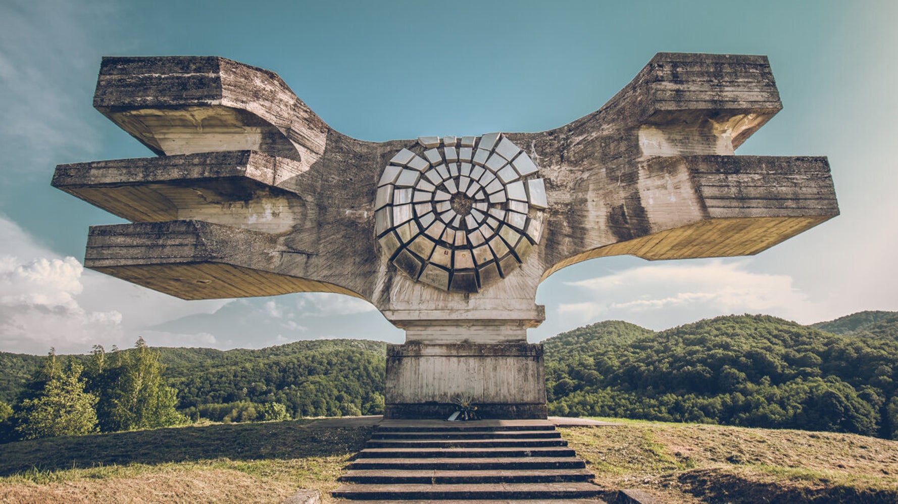 Sfの世界のような異質感 宇宙怪獣っぽい記念碑は 共産主義の夢の跡だった ハフポスト World Sfの世界のような異質感 宇宙怪獣っぽい記念碑は 共産主義の夢の跡だった ハフポスト World