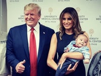Les Trump Tout Sourire Avec Le Bebe Orphelin Apres La Fusillade D