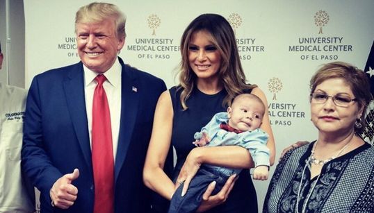 Les Trump posent tout sourire avec le bébé orphelin de la tuerie d’El