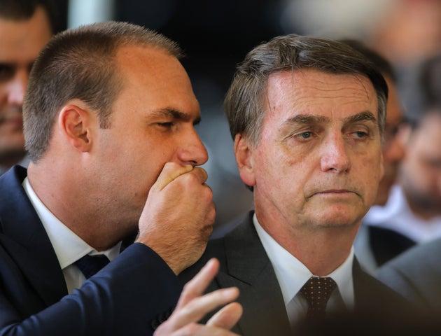 Eduardo y su padre, Yair Bolsonaro, en un acto de