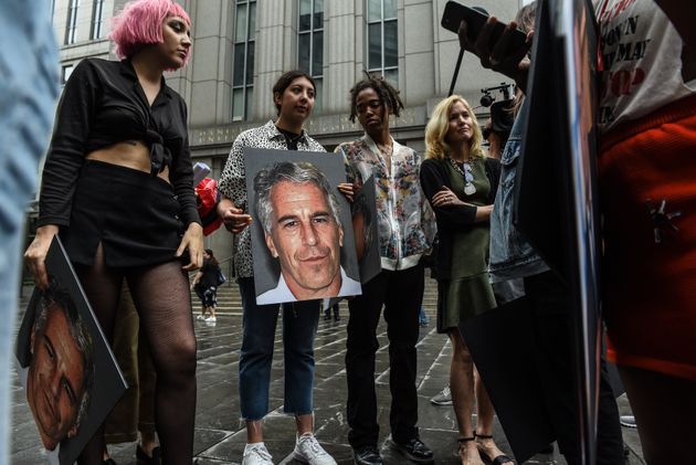 Un groupe de militants devant la cour fédérale américaine, à New York, le...