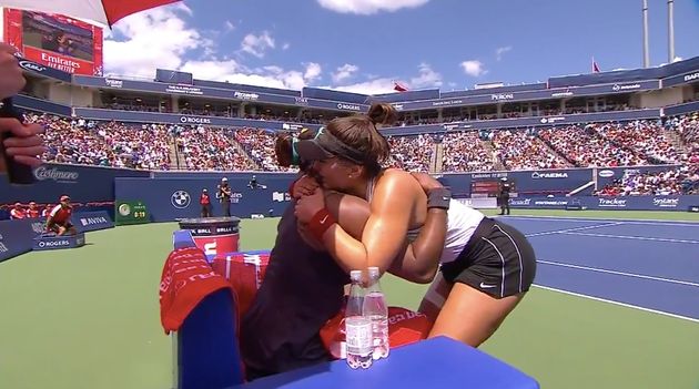 Serena Williams a été réconfortée par son adversaire, Bianca Andreescu, après...