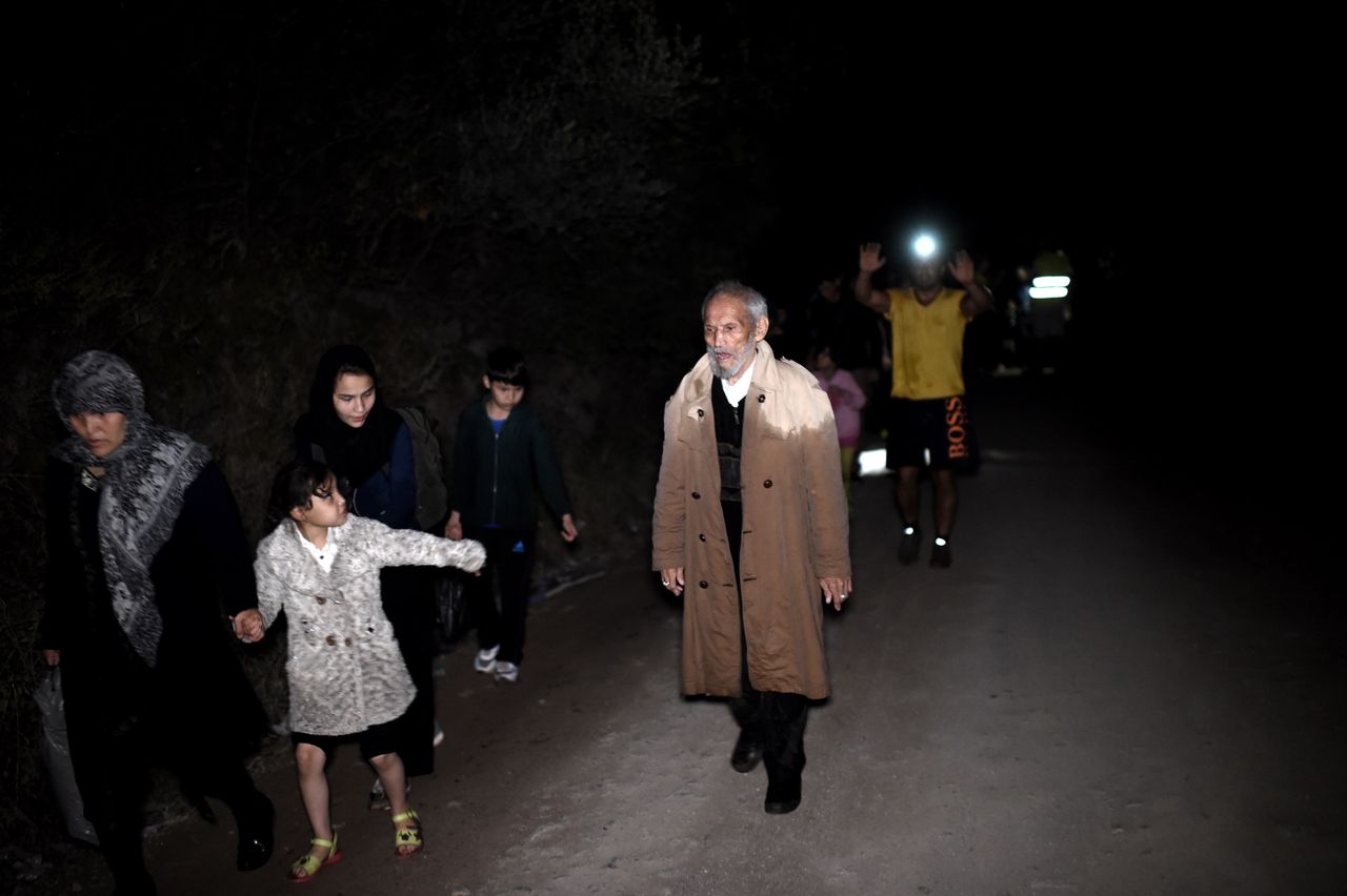 Λέσβος, 26 Σεπτεμβρίου 2015. Πρόσφυγες περπατούν μέσα στη νύχτα σε επαρχιακό δρόμο του νησιού λίγη ώρα αφού κατάφεραν να προσεγγίσουν τις ακτές. 