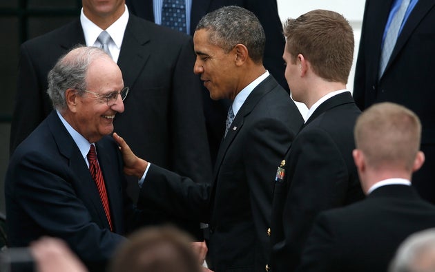 George Mitchell et Barack Obama lors d'une cérémonie à la Maison Blanche le 1er...