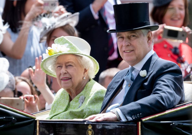 Le Prince Andrew et la reine Elizabeth II le 22 juin au meeting royal d'Ascot, dans le comté...