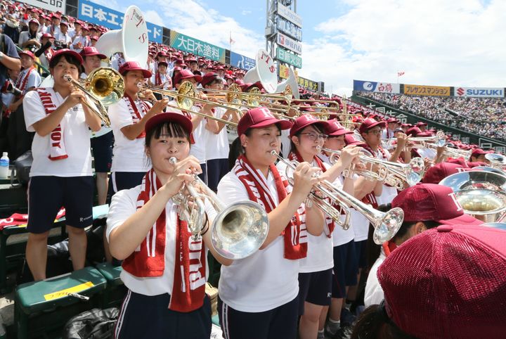 スタンドで演奏する立命館宇治高の吹奏楽部員ら＝13日、兵庫県西宮市の甲子園球場