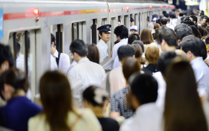 電車に乗り込む乗客で混雑する駅のプラットフォーム＝東京都内（本文と直接関係ありません）
