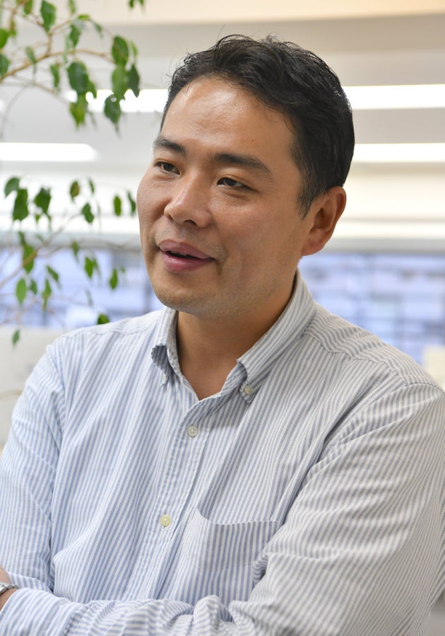 インタビューに応じる吉田圭さん＝東京