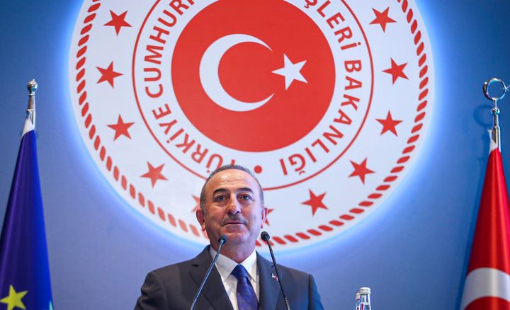 Ο Τούρκος ΥΠΕΞ χαιρέτισε τη συμφωνία που επιτεύχθηκε με τις ΗΠΑ για τη δημιουργία μιας «ασφαλούς ζώνης» στη Συρία, και είπε πως πρόκειται για μια καλή αρχή. Ωστόσο υπογράμμισε ότι η Τουρκία δεν πρόκειται να ανεχθεί καθυστερήσεις στη δημιουργία αυτής της ζώνης.